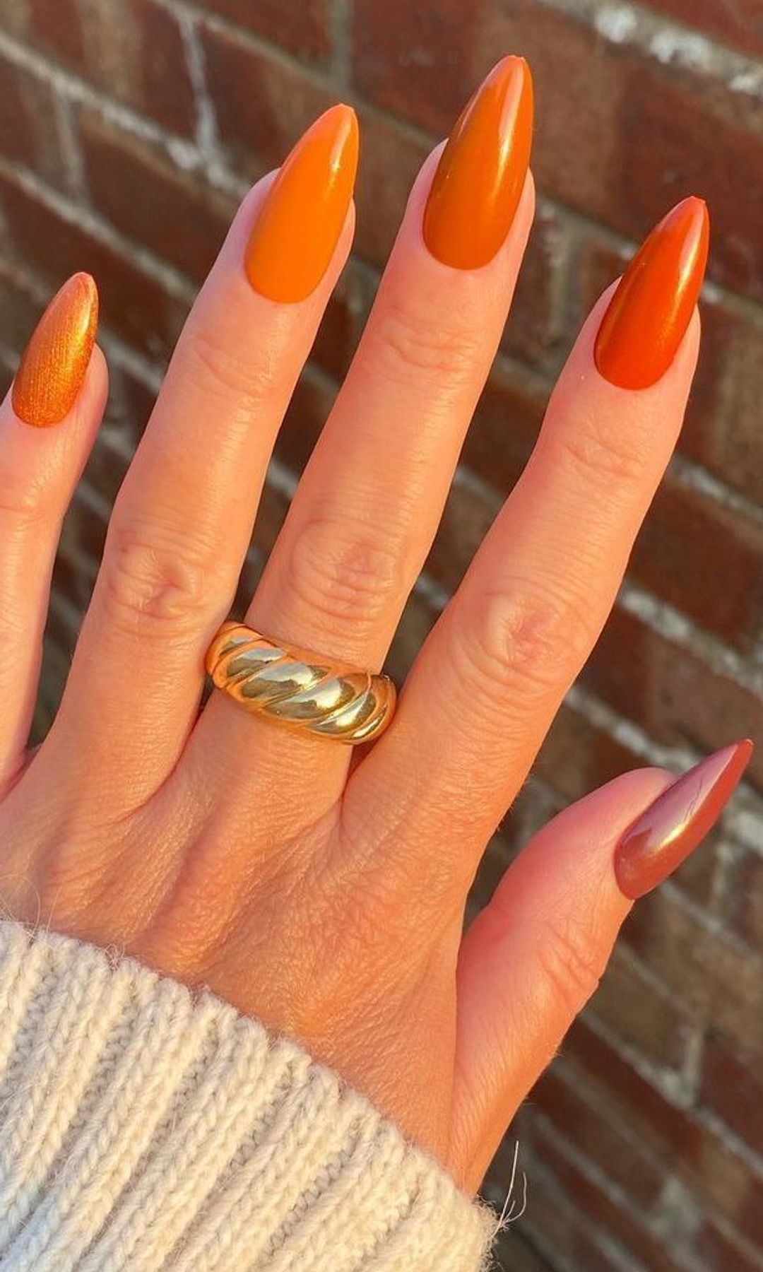 Manicura naranja en diferentes tonalidades
