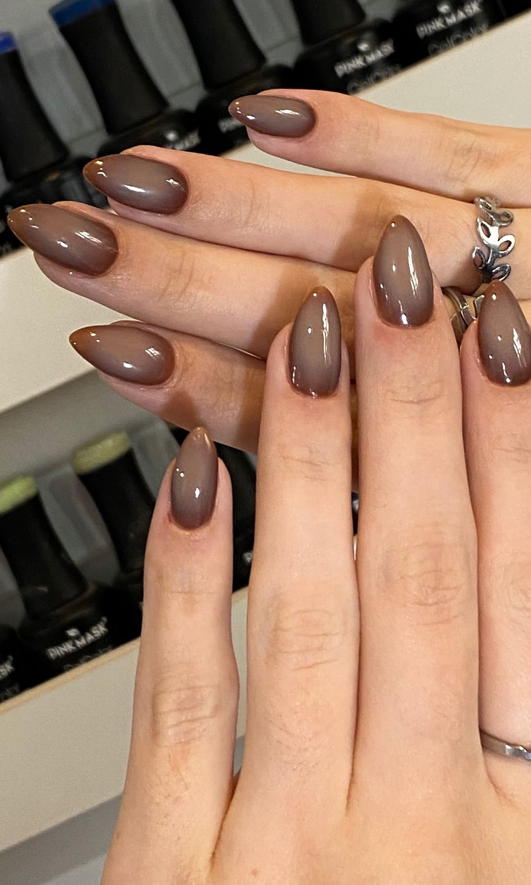 Manicura marrón efecto aura