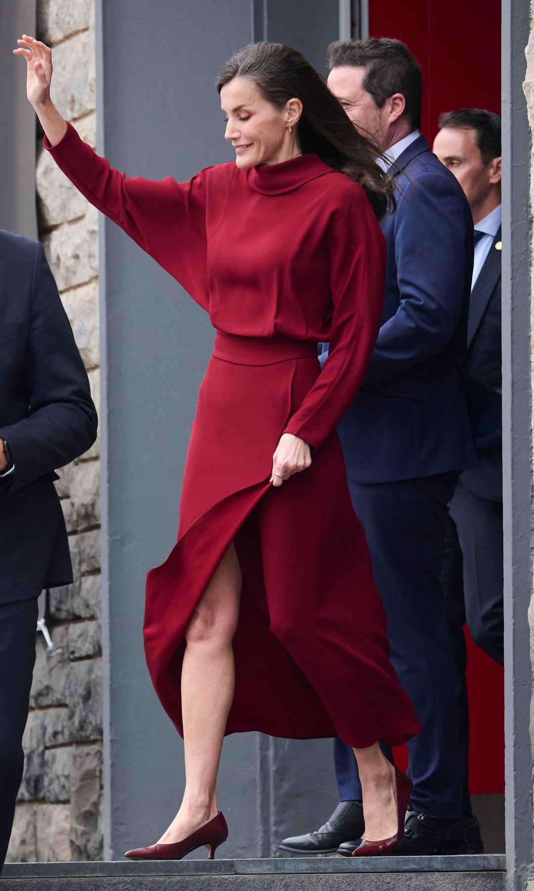 reina letizia look burdeos