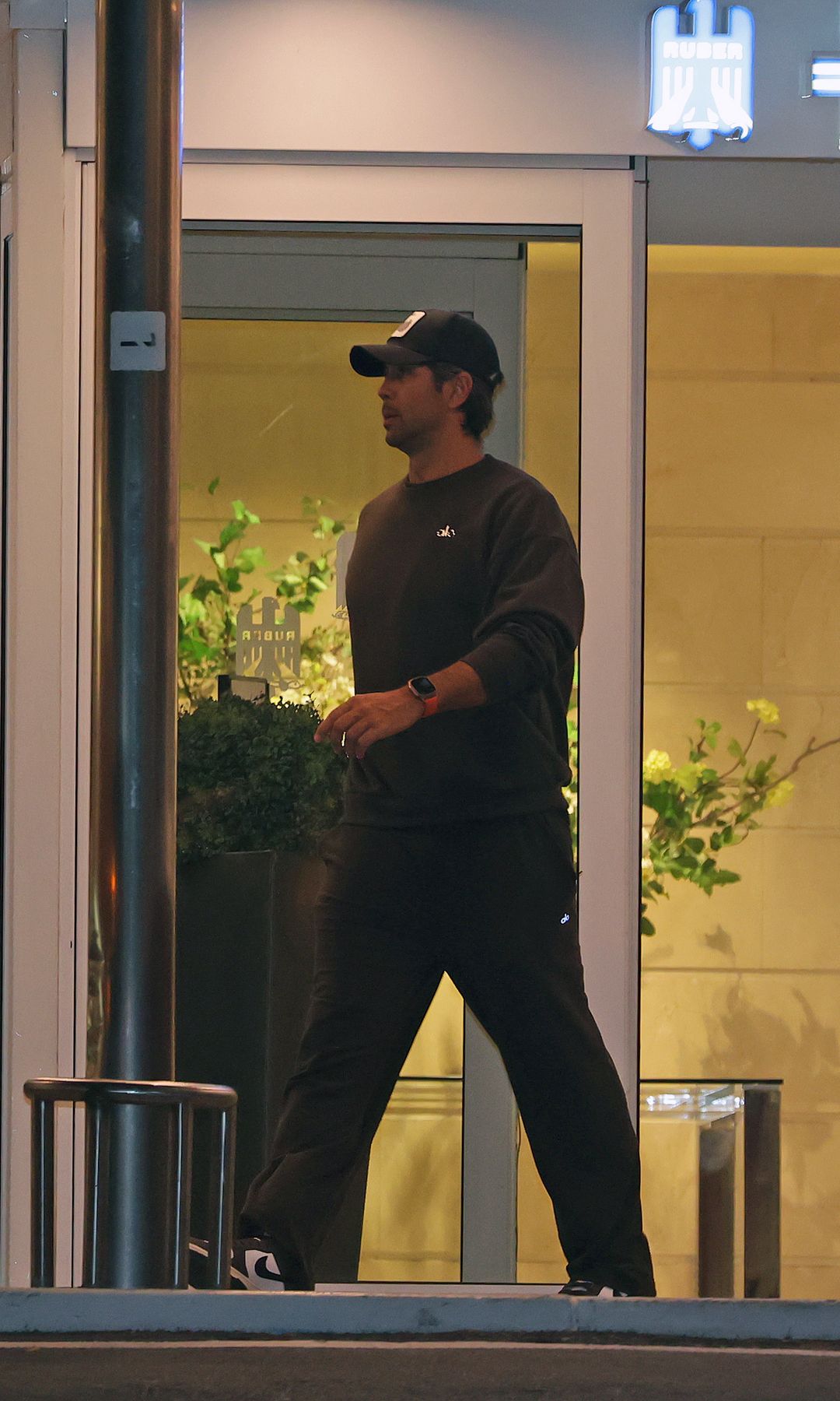Fernando Verdasco sale del Hospital Ruber Internacional (Madrid) tras el nacimiento de su cuarta hija con Ana Boyer, el 4 de mayo de 2026