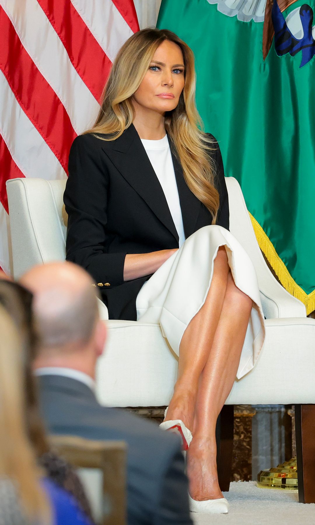 El 'power dressing' de Melania Trump en un acto decisivo como primera dama: blazer ajustada a la cintura y falda midi satinada