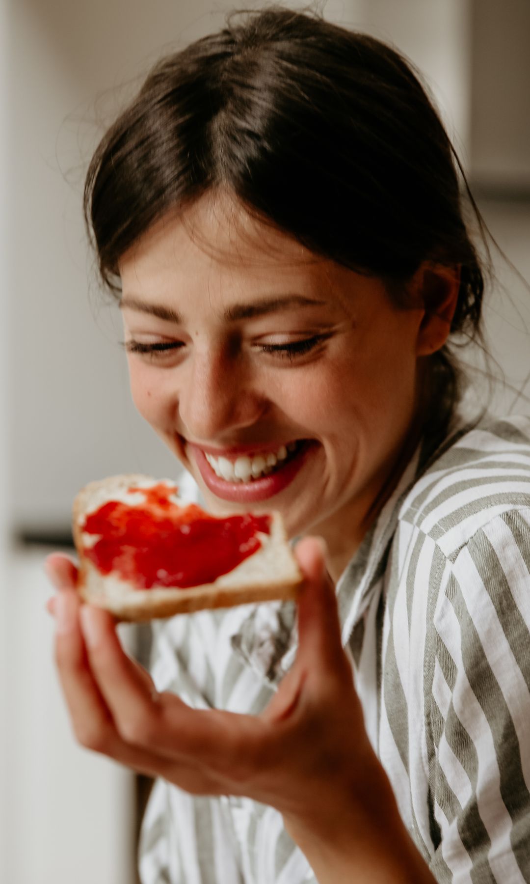 Una mujer desayunando una tostada