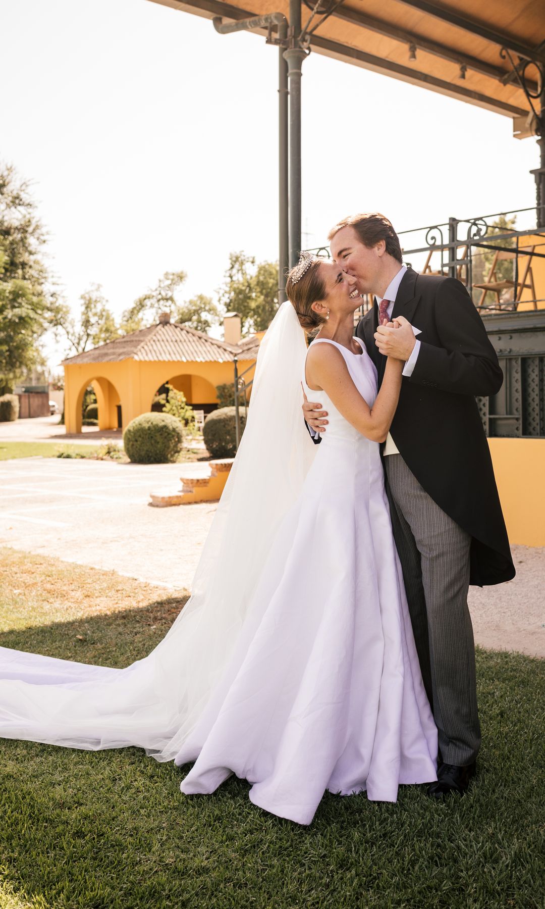 Teresa se casó en Sevilla con un vestido de novia dibujado en una servilleta