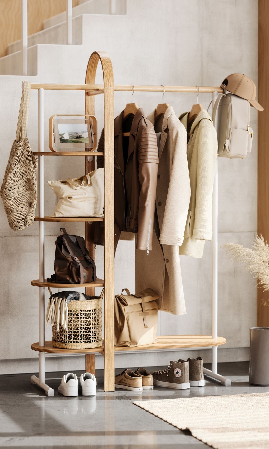 Recibidor con escalera, perchero de pie con barra para colgar y zona de baldas, en madera, abrigos, bolsos y zapatos 