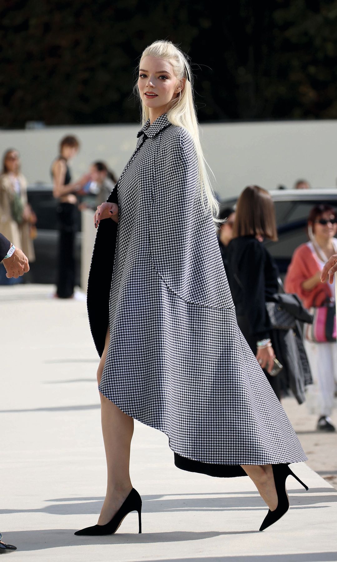 Capas: elegancia que envuelve para dar la bienvenida al 2026