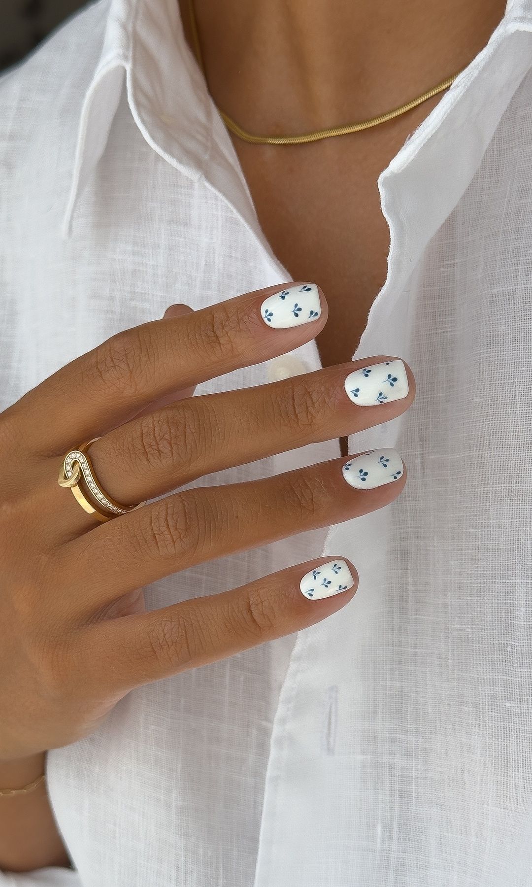 Manicura blanca con detalles delicados