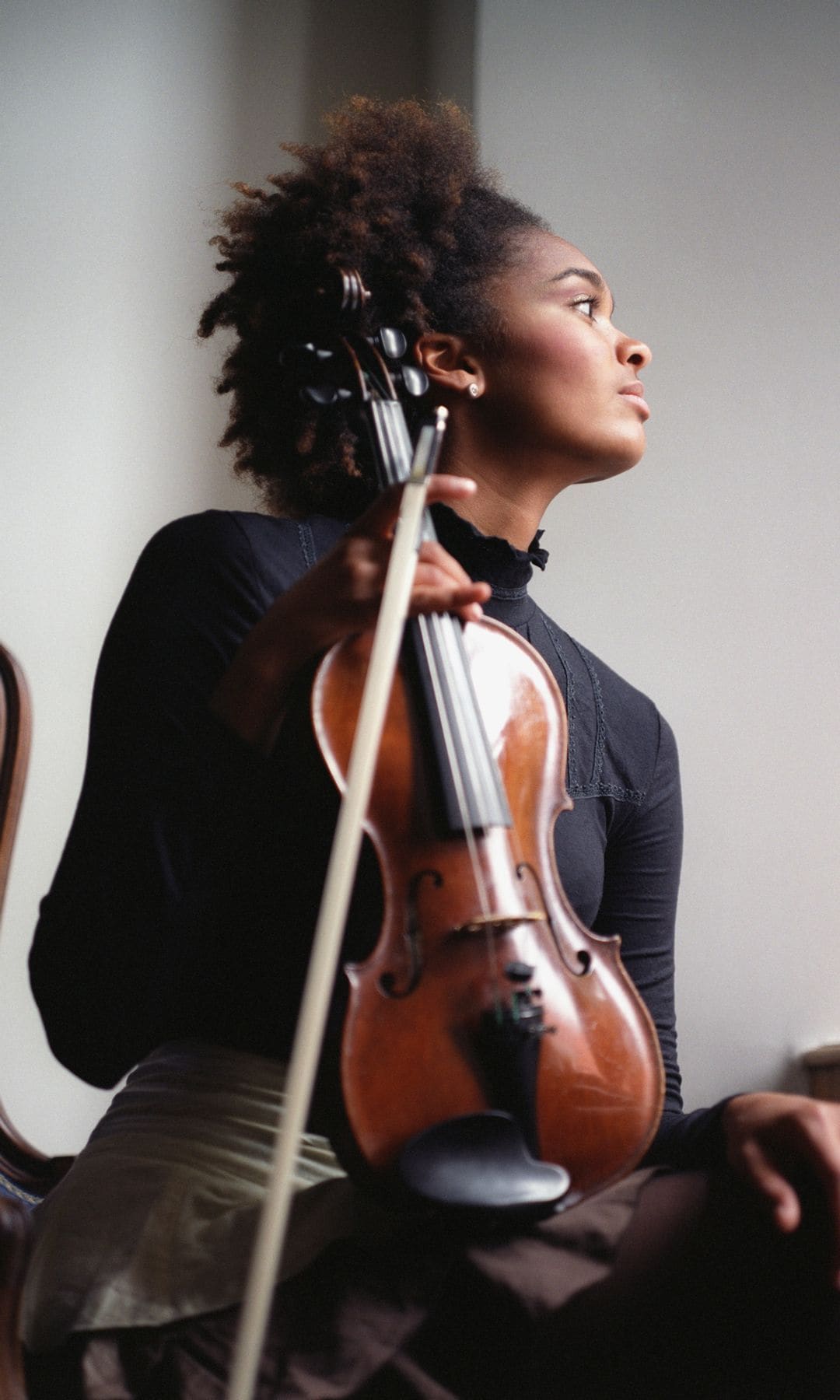 Mujer con un violín en la mano