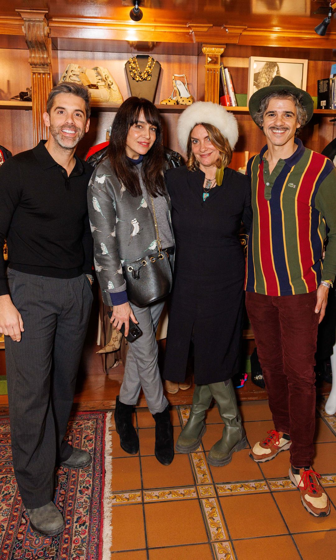 El presentador José Yélamo, con Laura Arranz, la fotógrafa Eva Nilsen y el cantante Angelito the Hatter, quien actuó en la preboda de Cayetano Martínez de Irujo y Bárbara Mirjan, en una fotografía por el homenaje a Antonio Flores