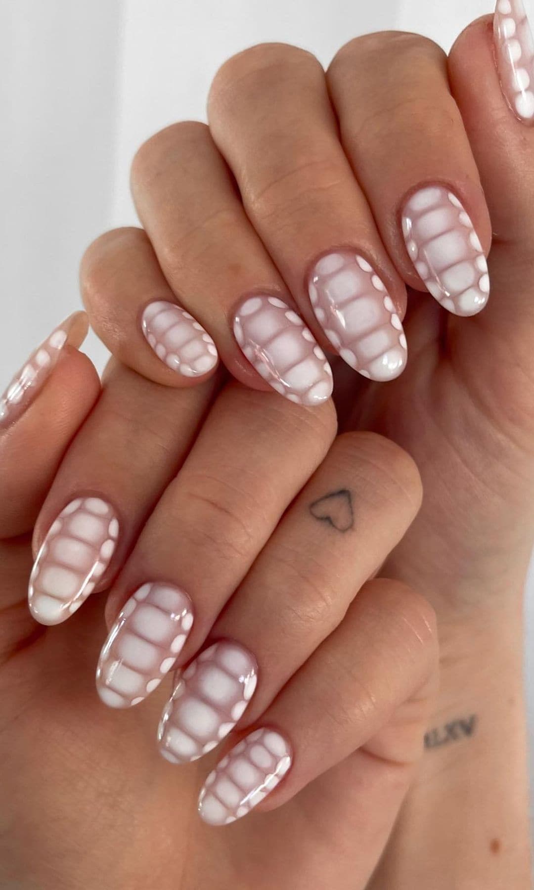 Manicura blanca con manchas