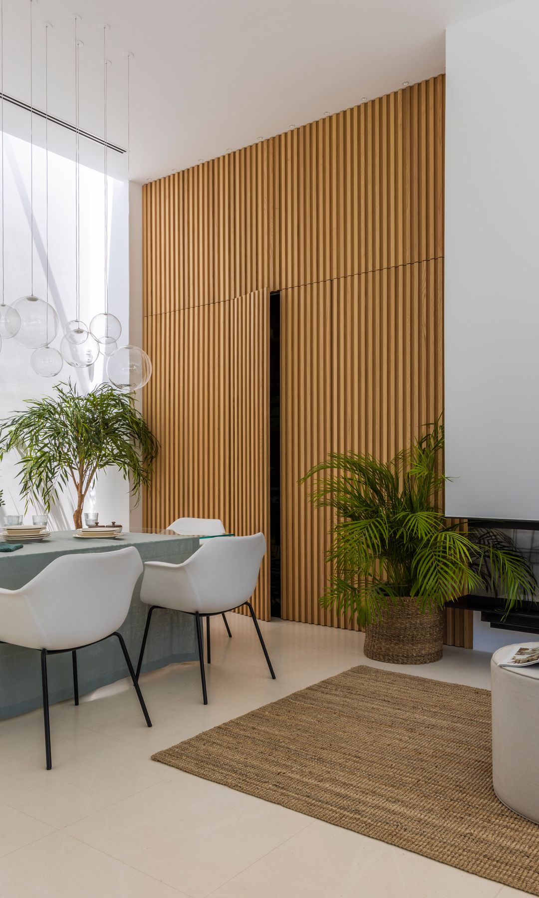 Mueble a medida en el comedor integrado en la pared