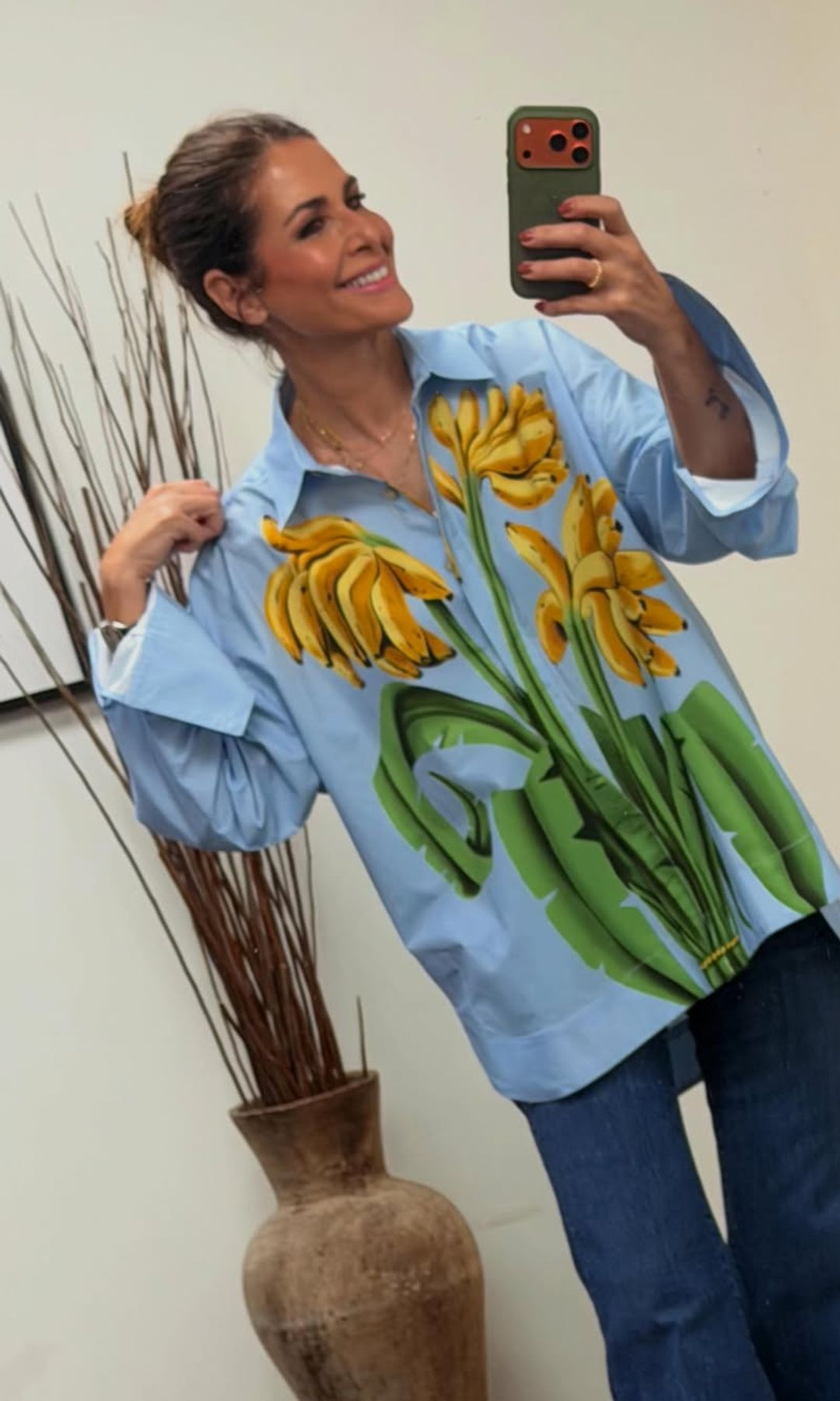 Nuria Roca transforma un look básico con la camisa más original de la temporada y unos vaqueros efecto tipazo