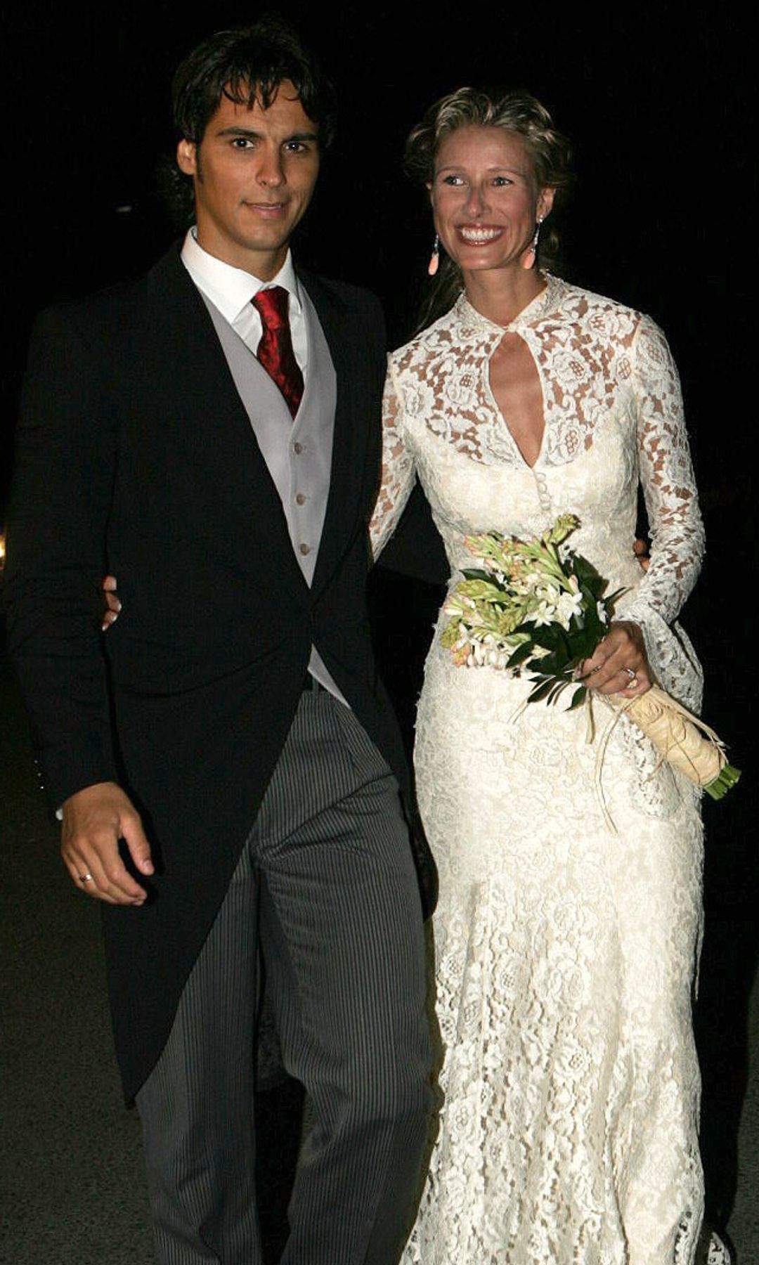 La boda de la presentadora Anne Igartiburu y el bailarín Igor Yebra se celebró el 10 de septiembre de 2004 en la emblemática ermita de San Juan de Gaztelugatxe, situada en la costa de Vizcaya (Bermeo)