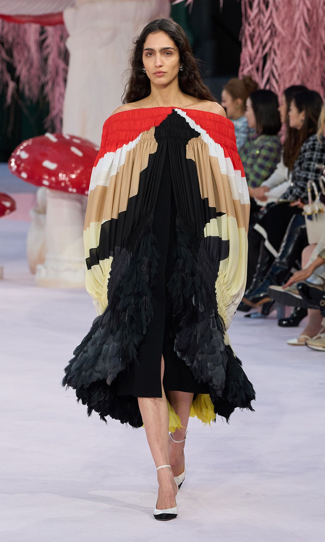 Matthieu Blazy apuesta por tejidos ultraligeros, plumas y trajes transparentes en un desfile que celebra la libertad del cuerpo