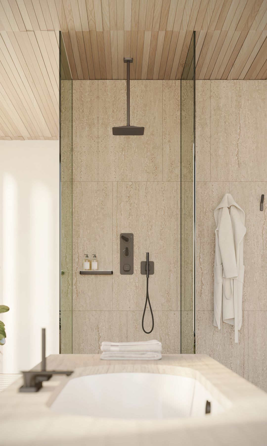 Baño con ducha entre tabiques de cristal, con paredes de mármol, grifería negra