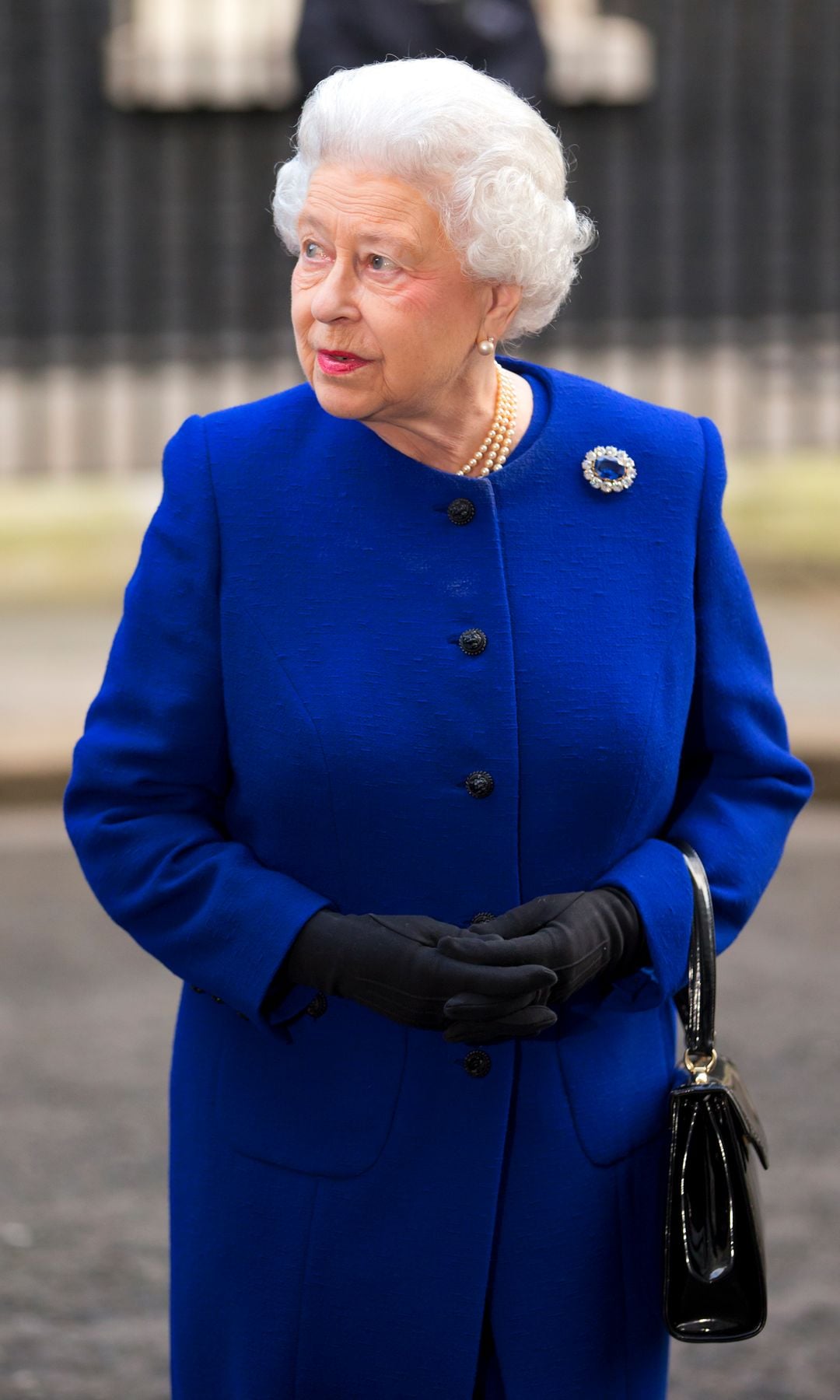 La reina Isabel II con broche de zafiro