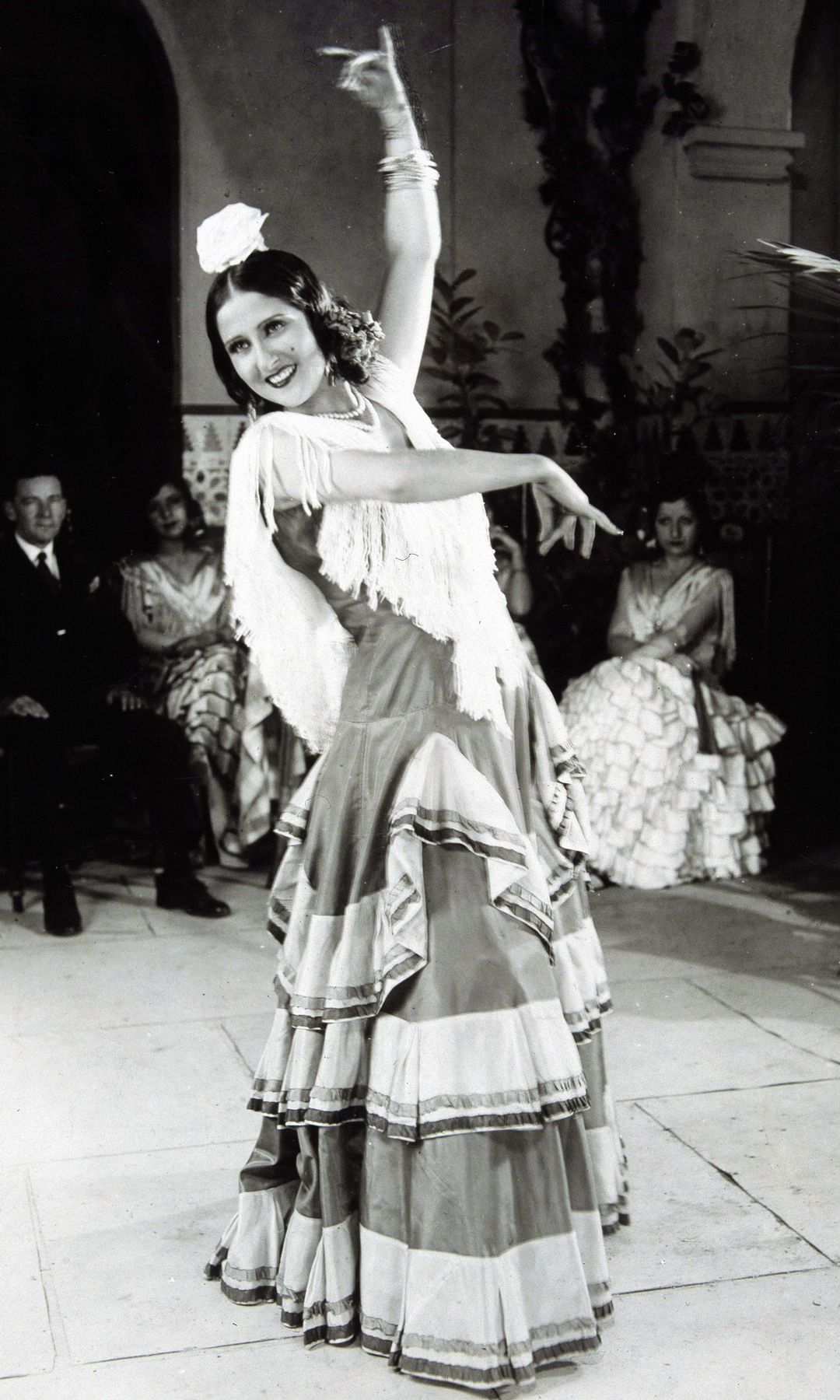 Estrellita Castro bailando dentro de una caseta de Sevilla