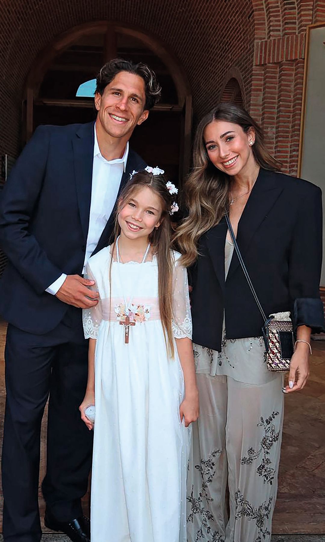 La pequeña aparece junto a su hermano Giuliano y la novia de este, Irene Ariza