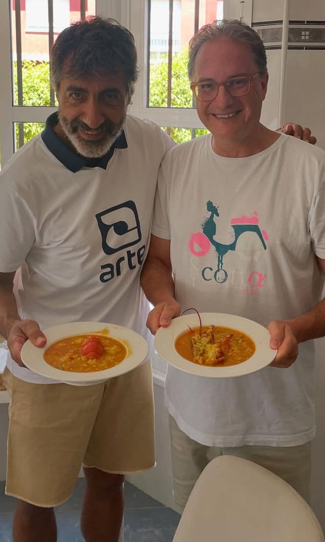 Juan del Val, de vacaciones con un amigo