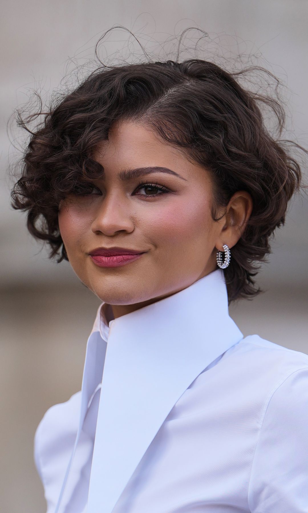  Mujer con cabello corto rizado
