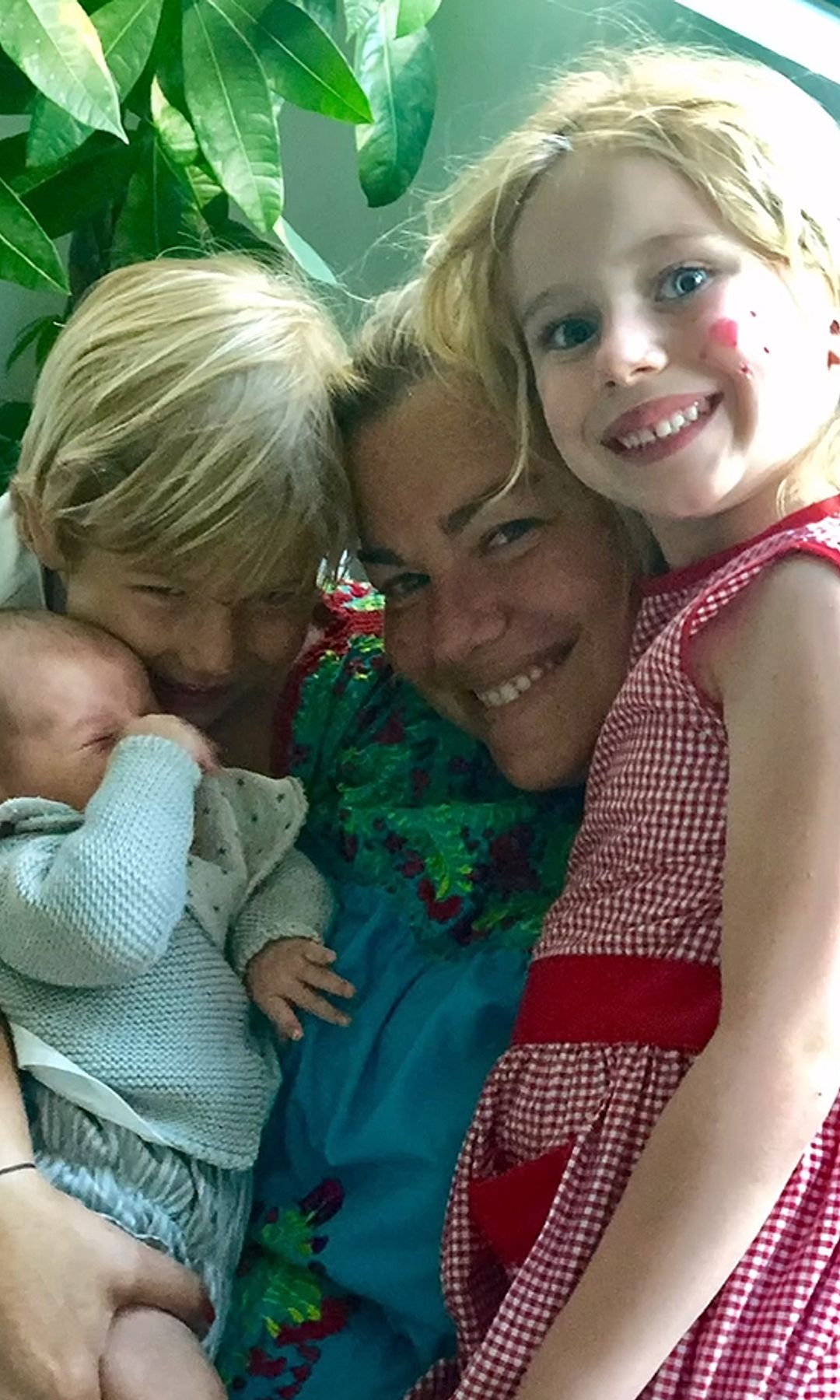 Caritina Goyanes y sus hijos via Instagram