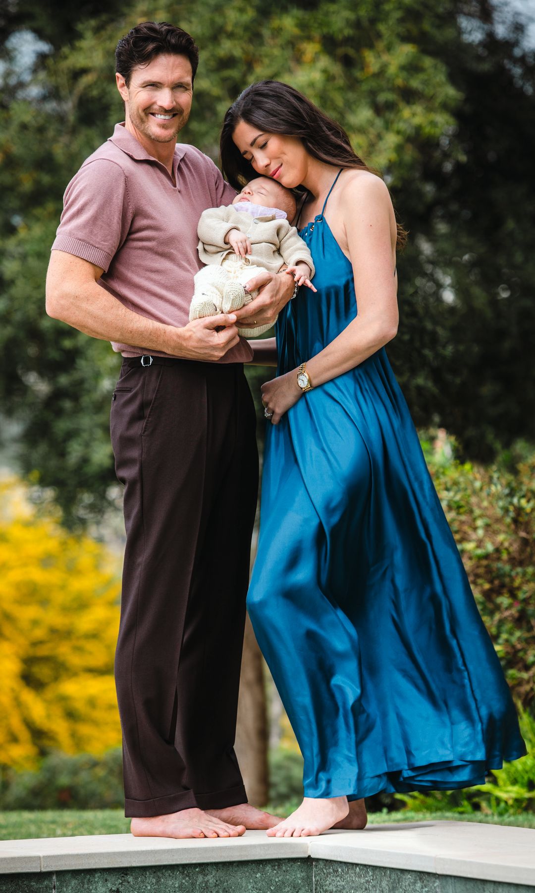Los papás primerizos, emocionados, con su precioso bebé, que nació "muy largo y delgado" y ya pesa casi seis kilos
