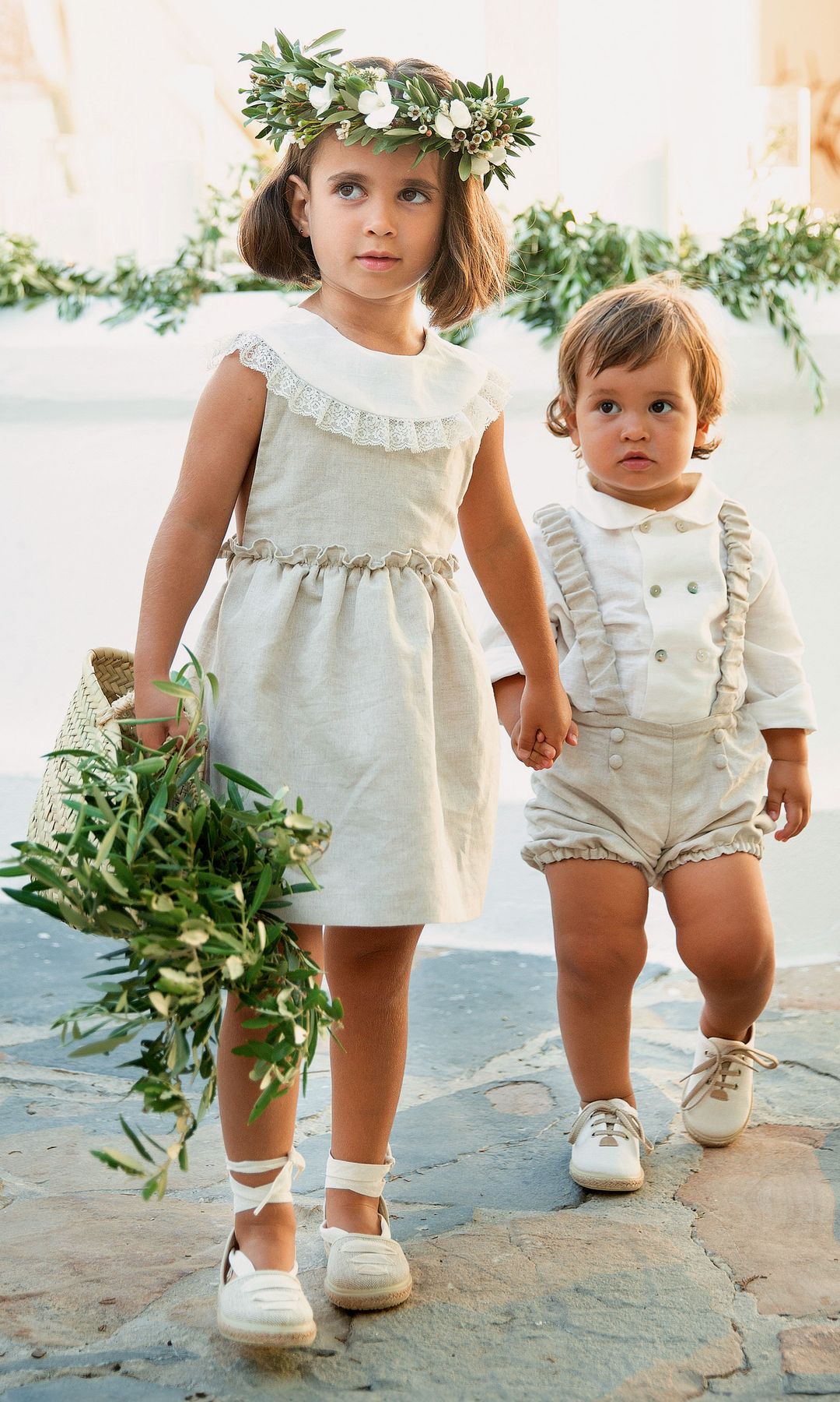 Los pequeños Emilia y León, que acompañaron a la novia como paje y damita