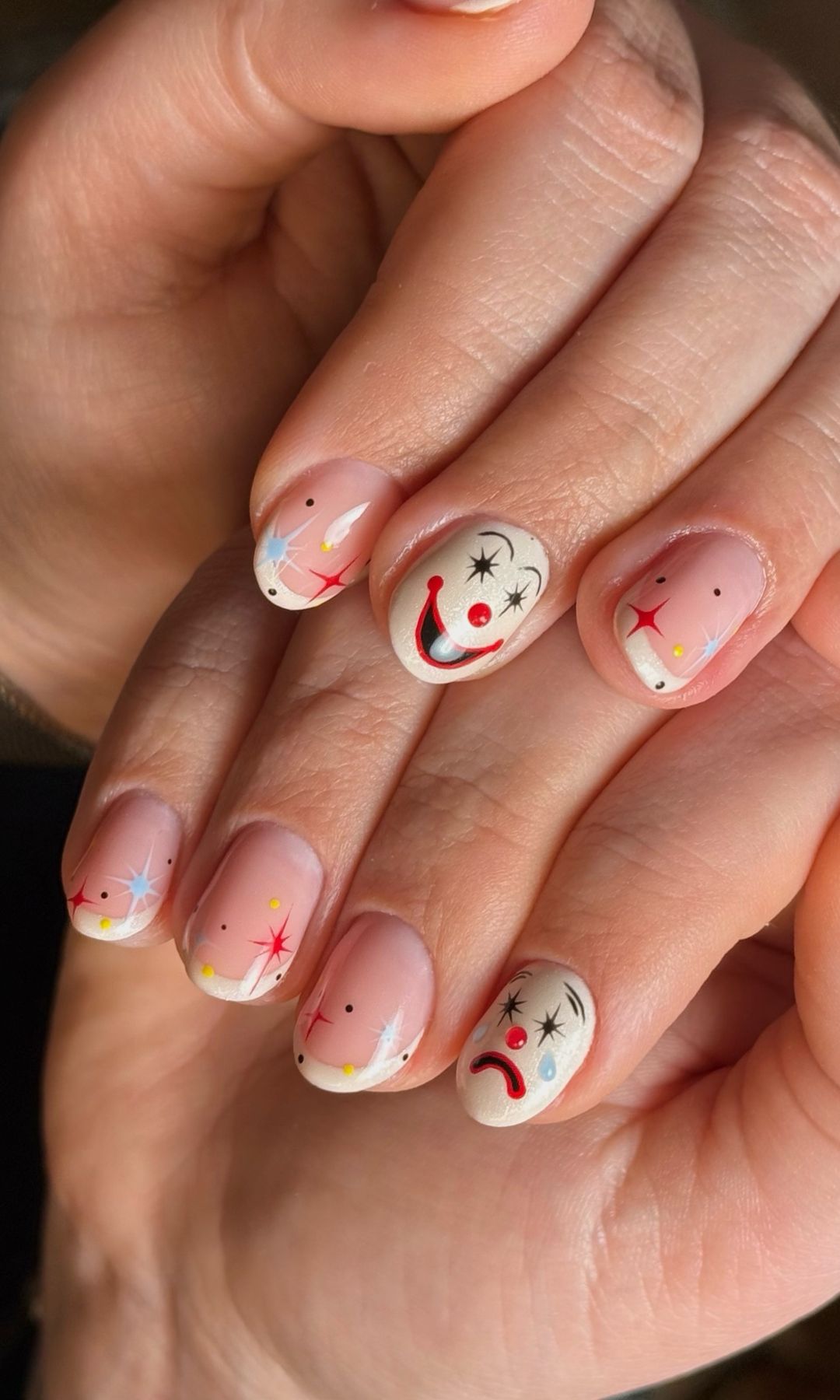 Manicura francesa con arlequines y colores