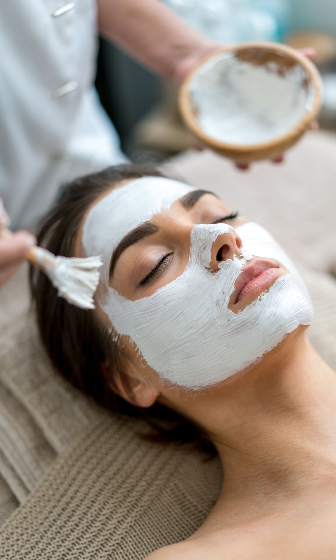 Retrato de belleza de una mujer recibiendo un tratamiento facial en un spa

