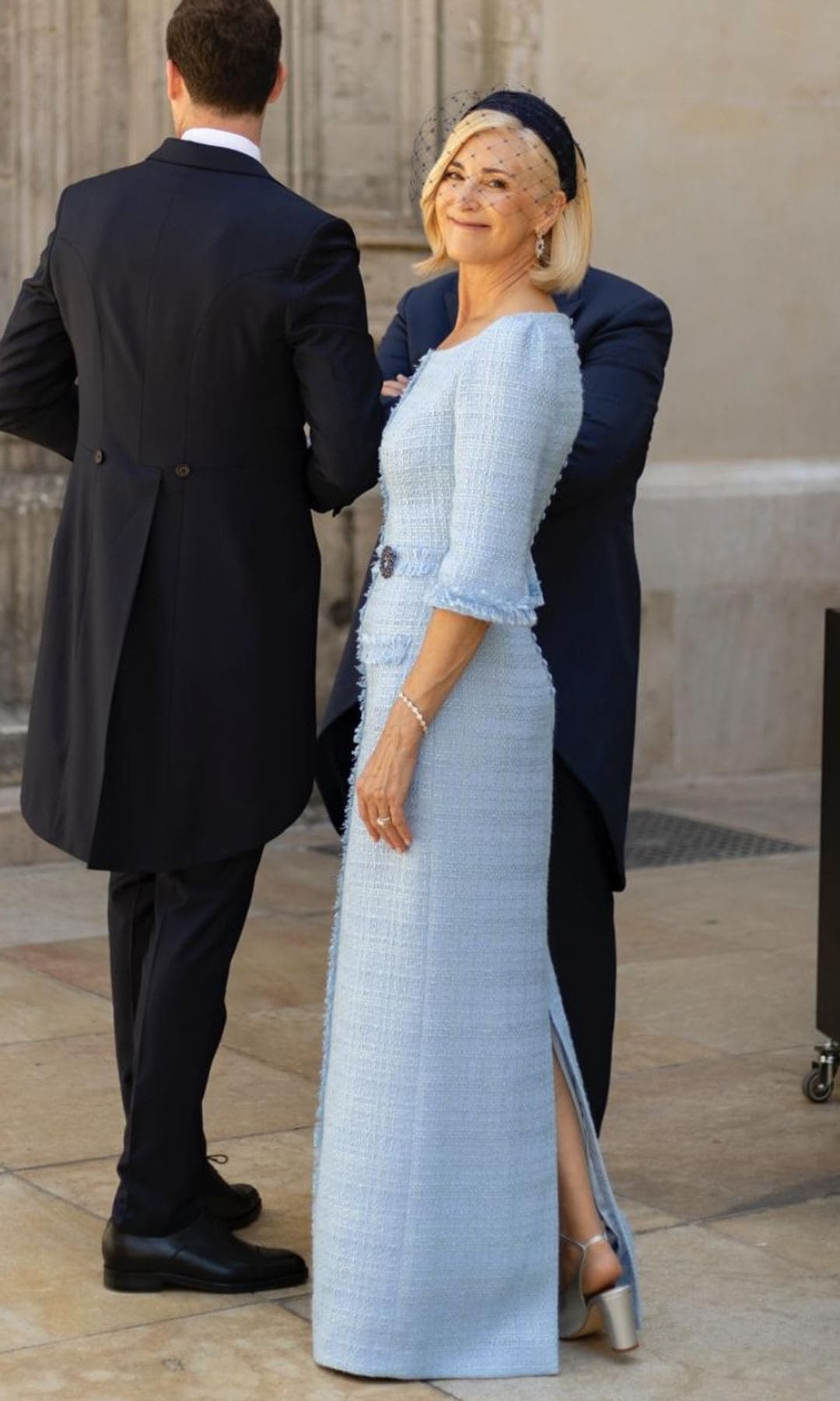 Madrinas de boda con looks en azul tweed