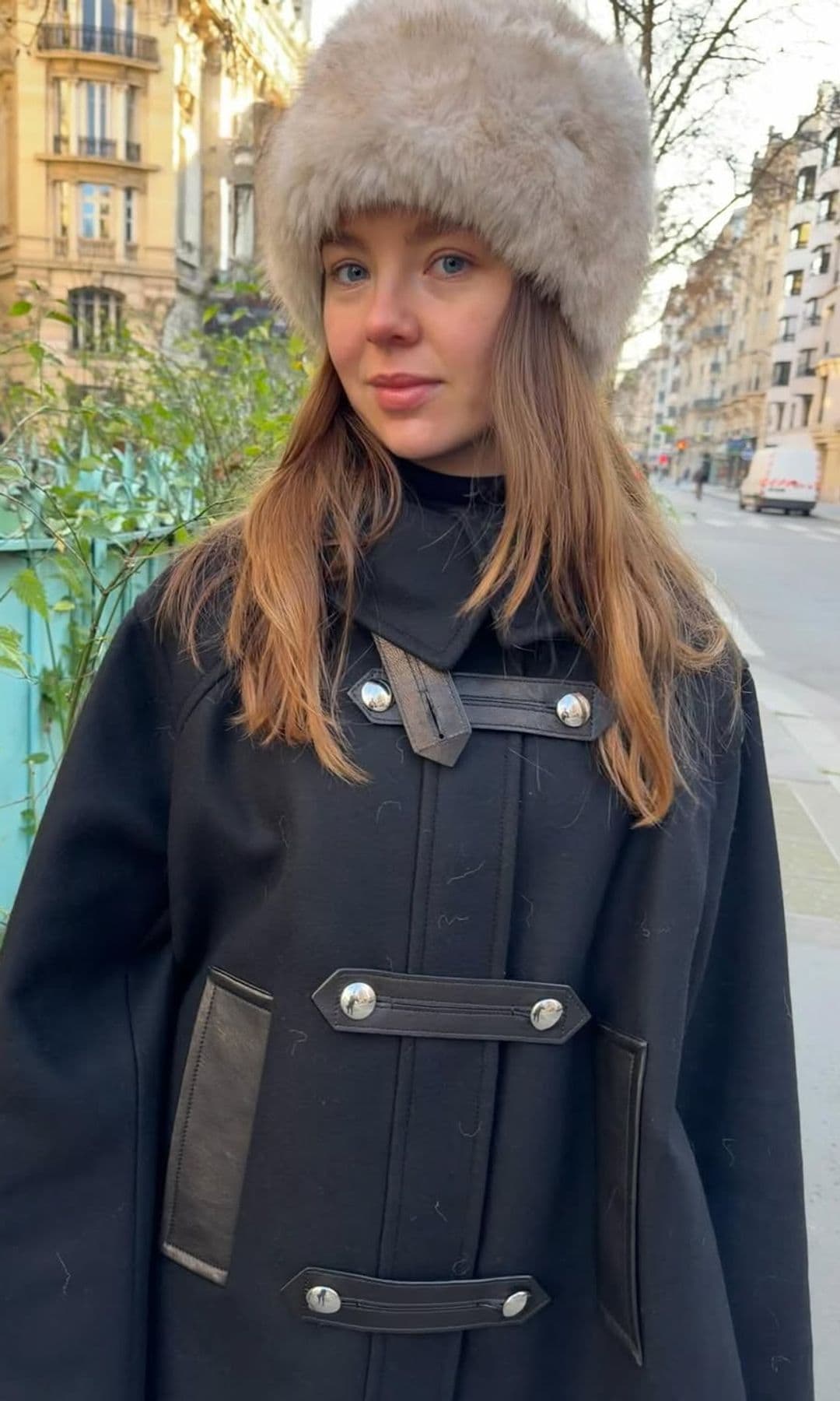 El look invernal de Alejandra de Hannover: abrigo capa, gorro ruso y herencia Grace Kelly