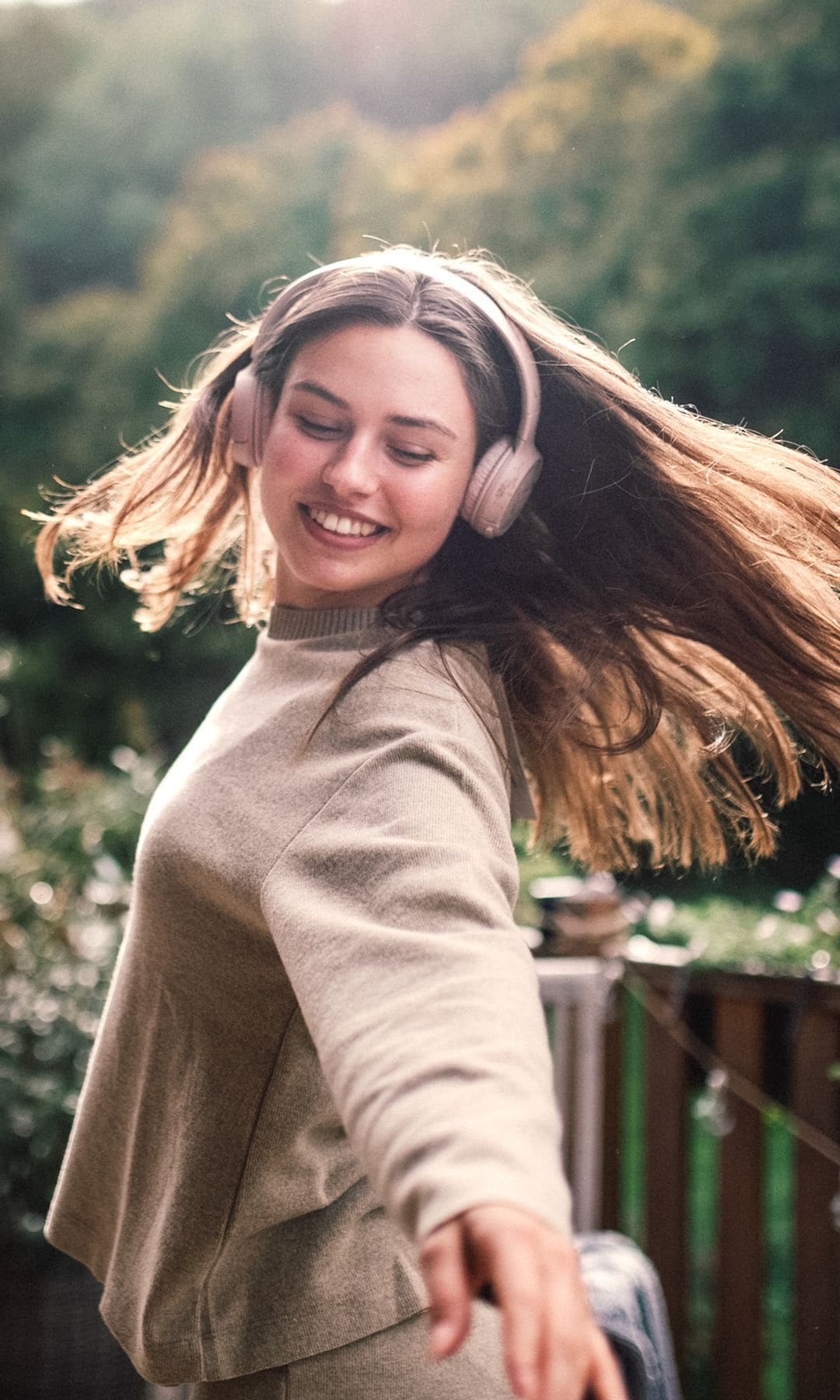 Una chica escuchándo música