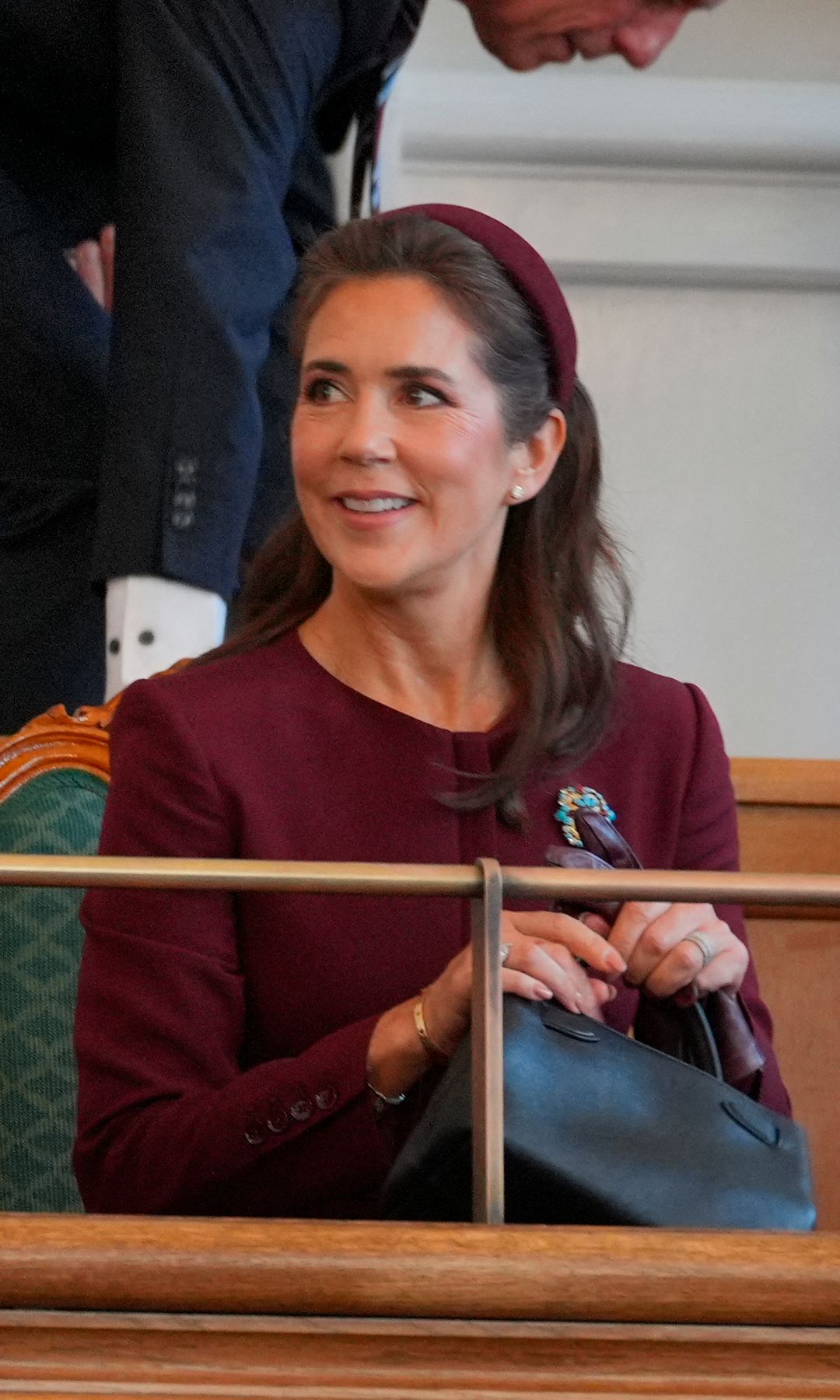 Mary de Dinamarca se marca un Kate Middleton con un traje péplum burdeos y el broche 'vintage' de 1964 para asistir a la apertura del Parlamento