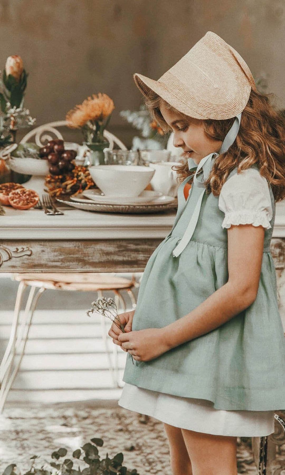 Vestido de niña de arras tipo tirolés con capota de Atelier La Nonna