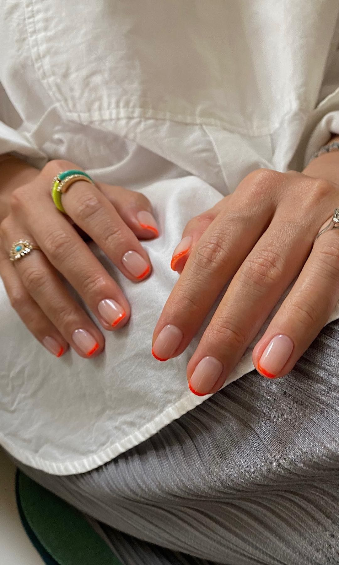 Manicura francesa en naranja neón
