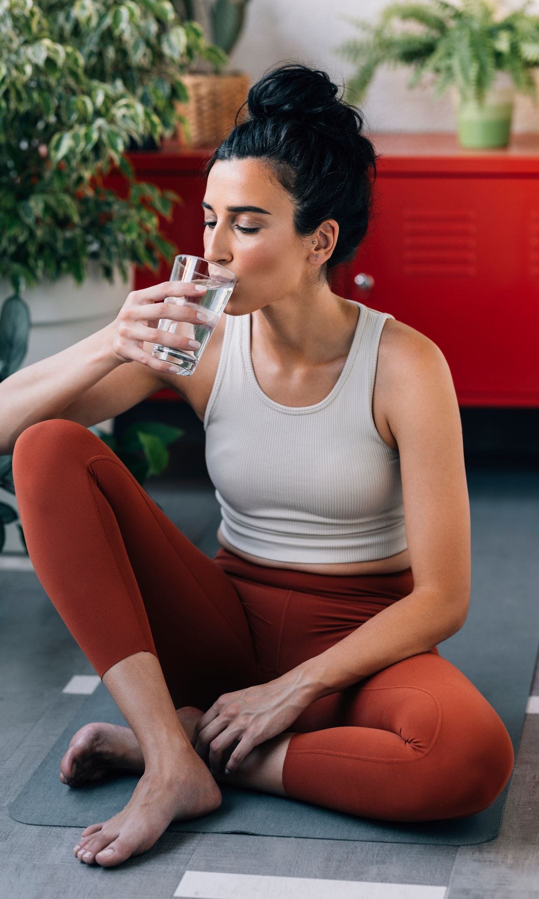 Mujer bebiendo agua
