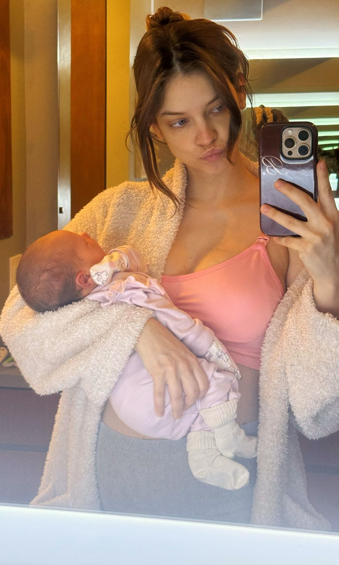 Palvin aclara que su día a día con su bebé poco tiene que ver con la magia de las pasarelas