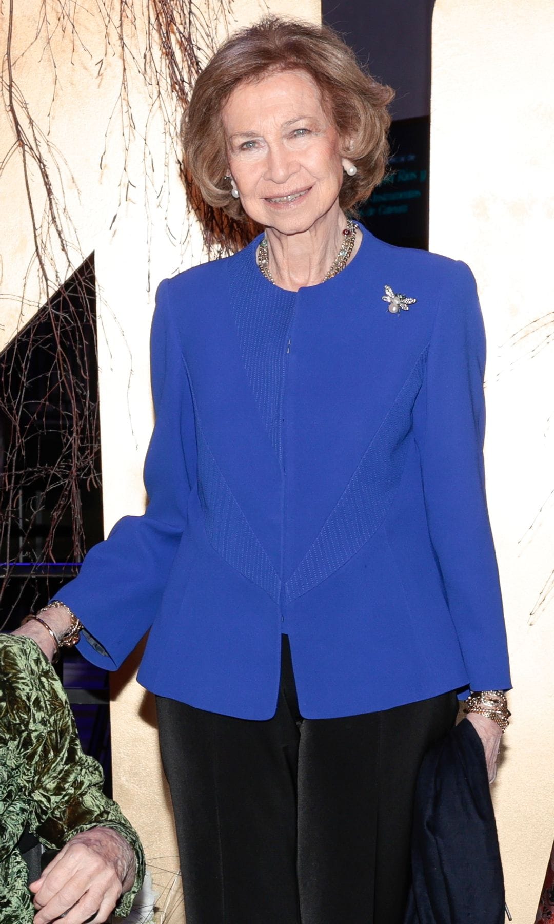 La reina Sofía en 2024 con chaqueta azul de detalle peplum