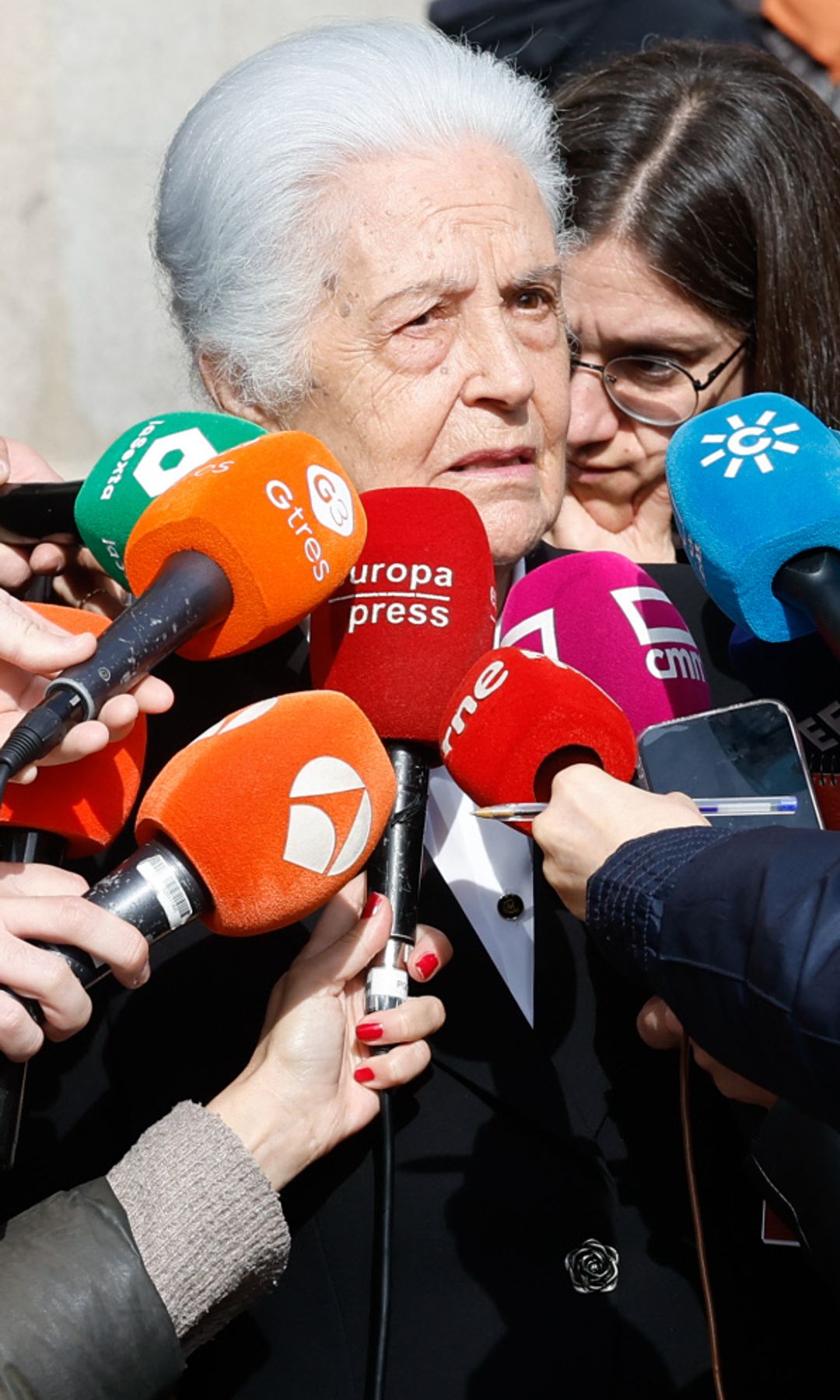 Angelines del Pozo, hermana de Raúl del Pozo en la capilla ardiente de Raúl del Pozo el 11 de marzo de 2026 en Madrid