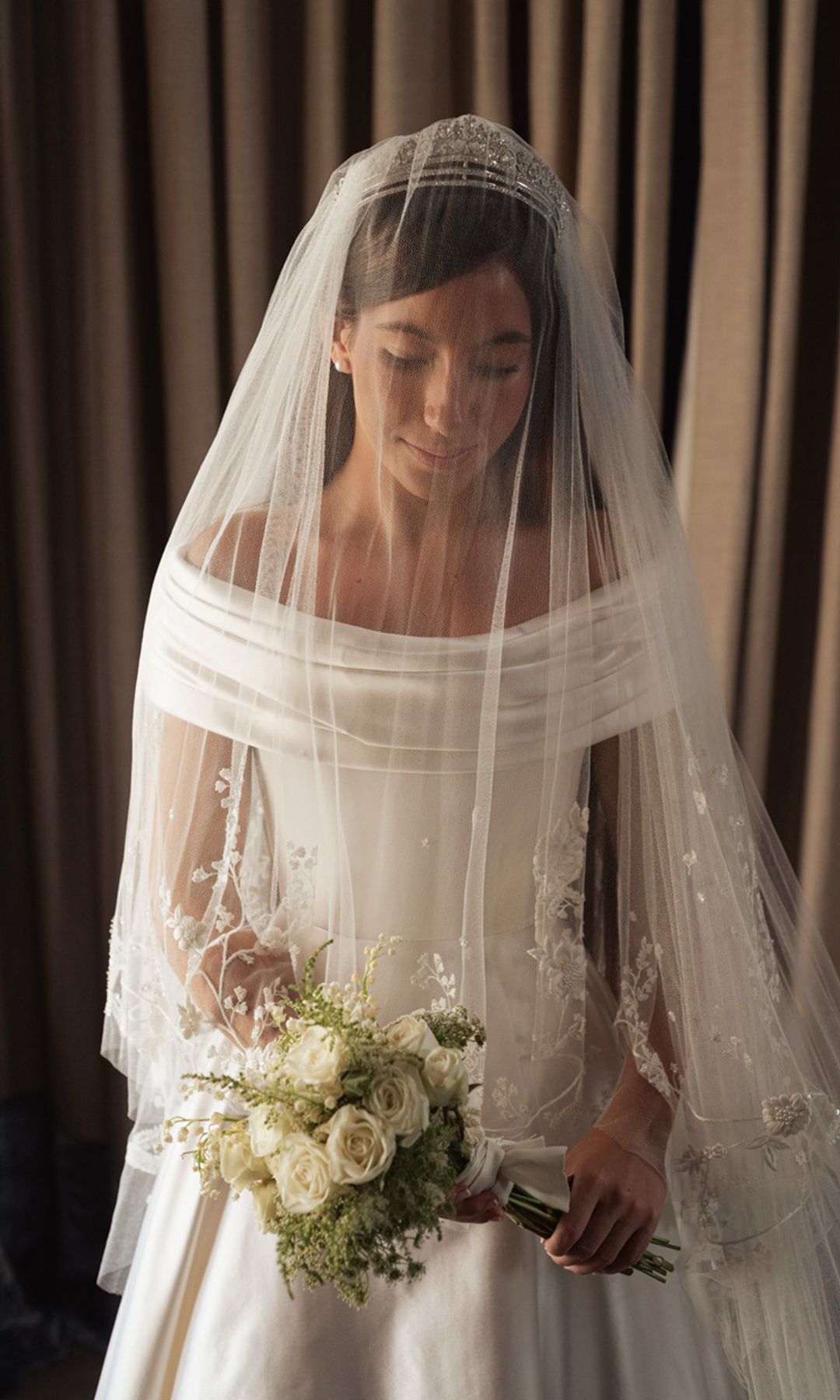 velo de novia tres metros hecho en un telar de 200 años y ramo blanco