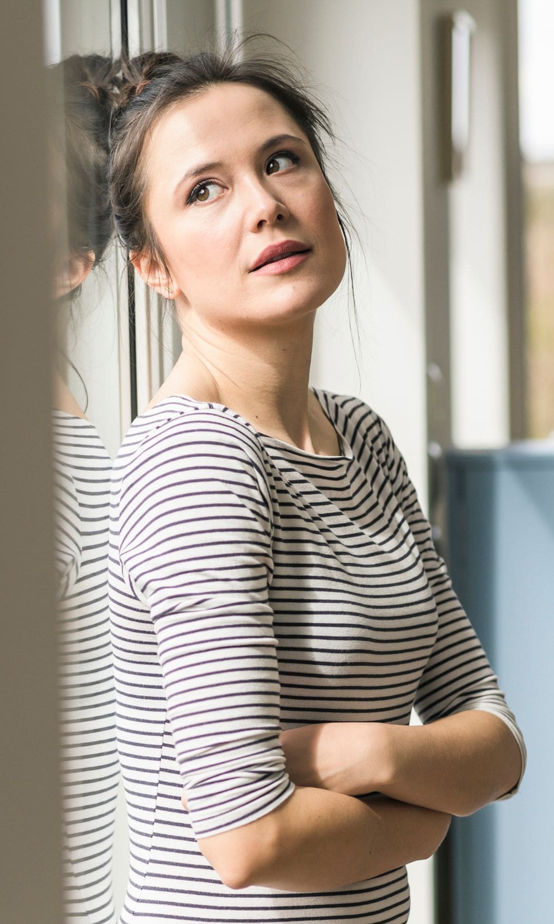 Una  mujer decepcionada y pensativa