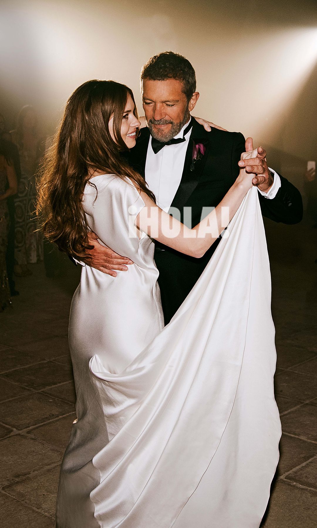 Stella dedica su primer baile de casada a su padre, mientras suena "Moonlight Serenade", el clásico de Glenn Miller, que interpreta la orquesta sinfónica Larios Pop del Soho