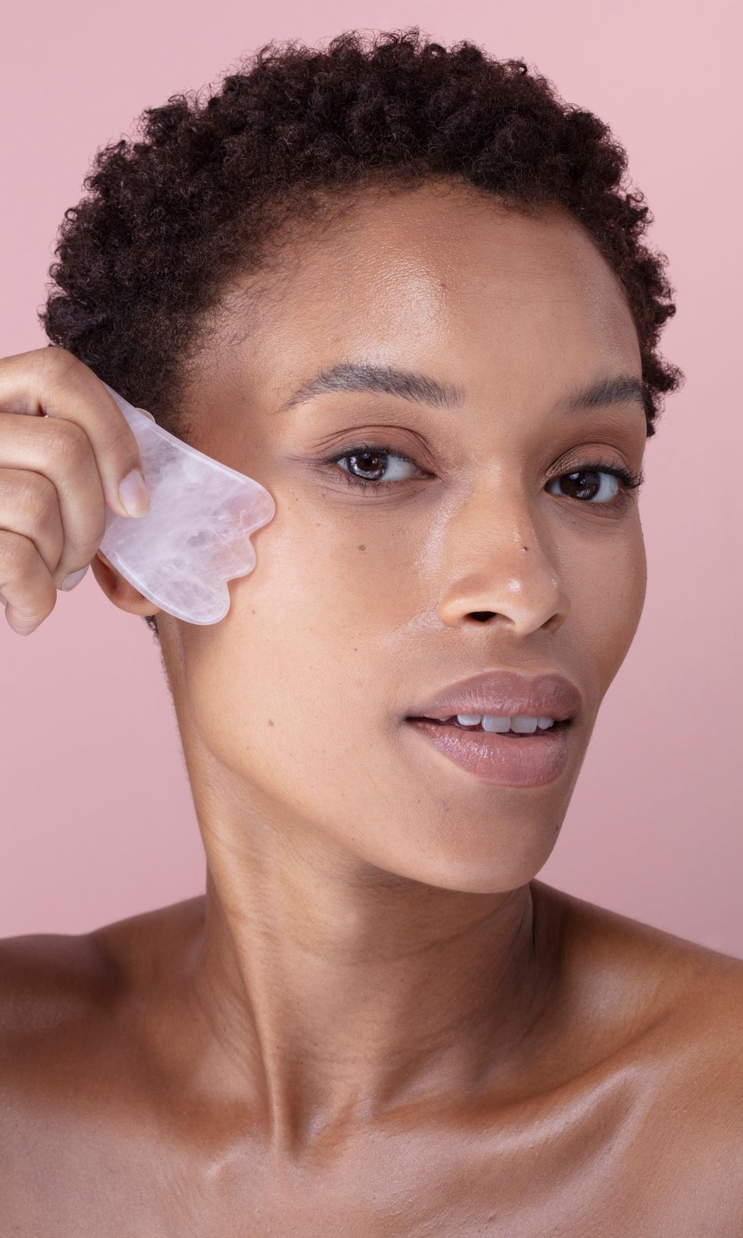  Mujer con herramienta de cuidado facial