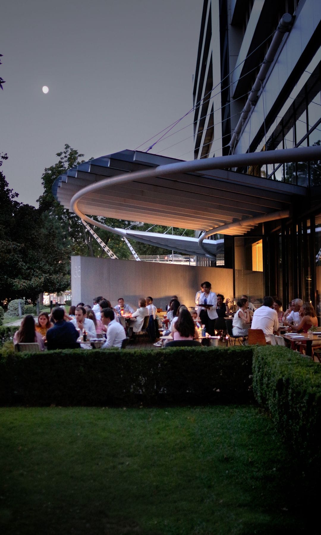 Ambiente de noche en la terraza de Luzi Bombón en Madrid