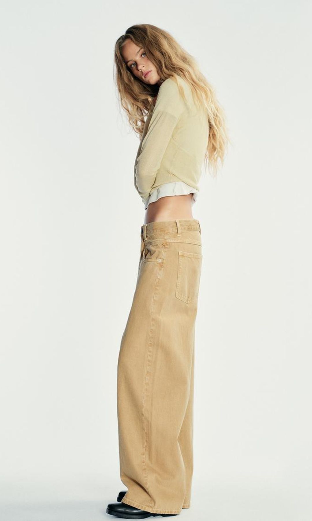 Los pantalones barrel beige de Zara que lleva Victoria Federica