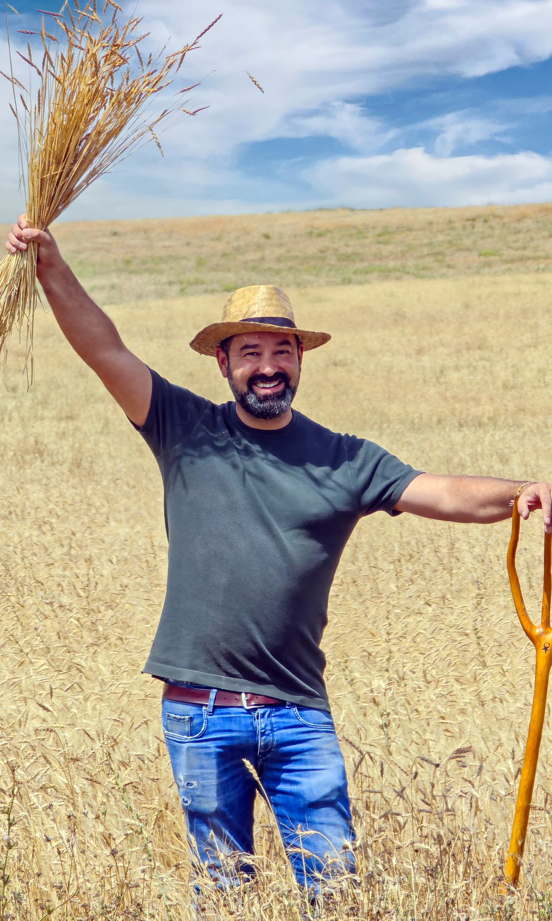 Samuel Moreno, chef del Molino de Alcuneza, en un campo de trigo antiguo de Palazuelos, cerca de Sigüenza