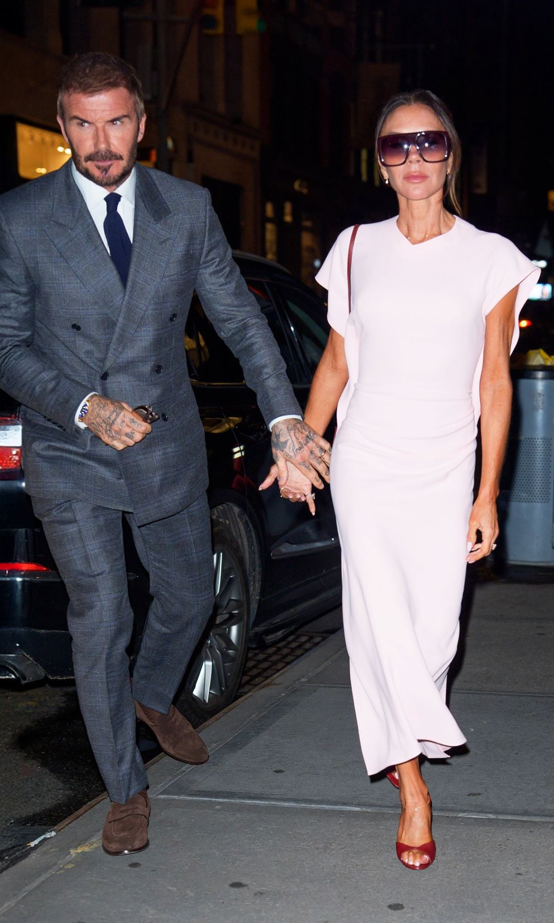 Victoria Beckham recupera su vestido más vendido en versión romántica para una cita con David en Nueva York