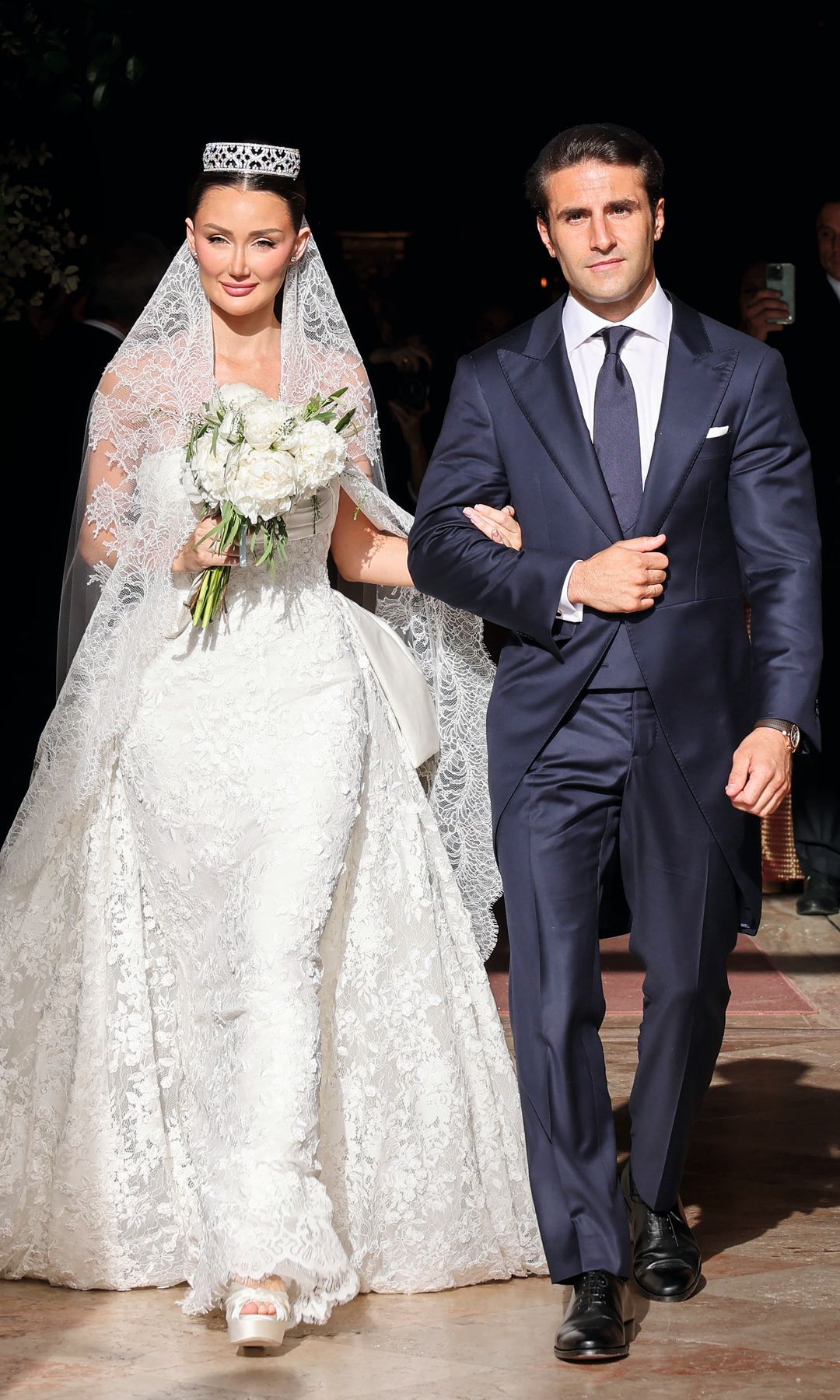 Carlota Cortina Chapartegui y Eugenio Gallego Ortiz-Echagüe salen de la parroquia Nuestra Señora de Caná, tras la ceremonia religiosa