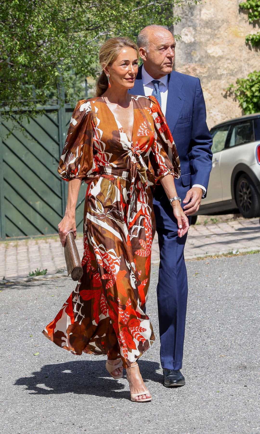 Pepe Barroso y su novia, asistiendo a la boda de su sobrina