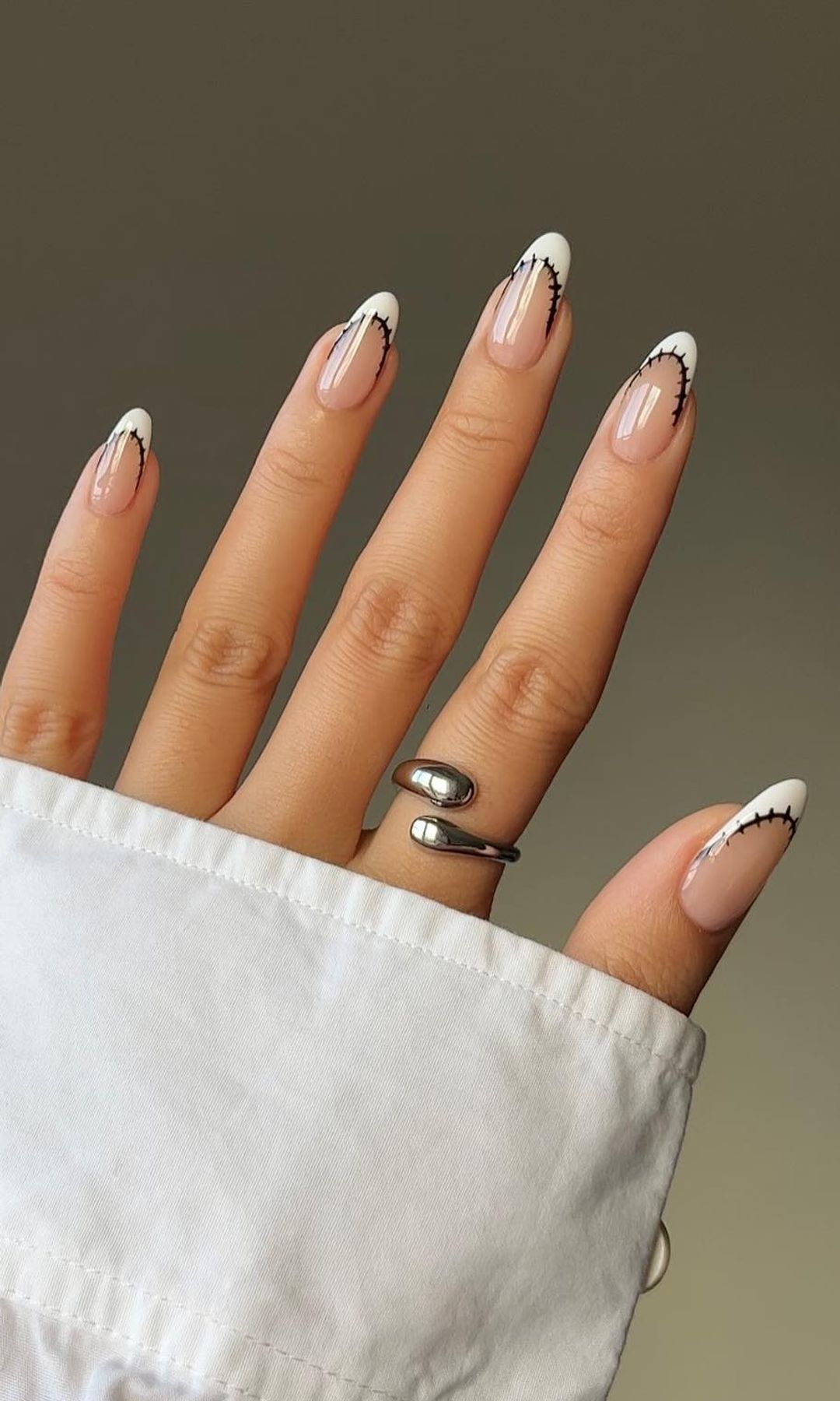 Manicura francesa con efecto de costuras en las puntas