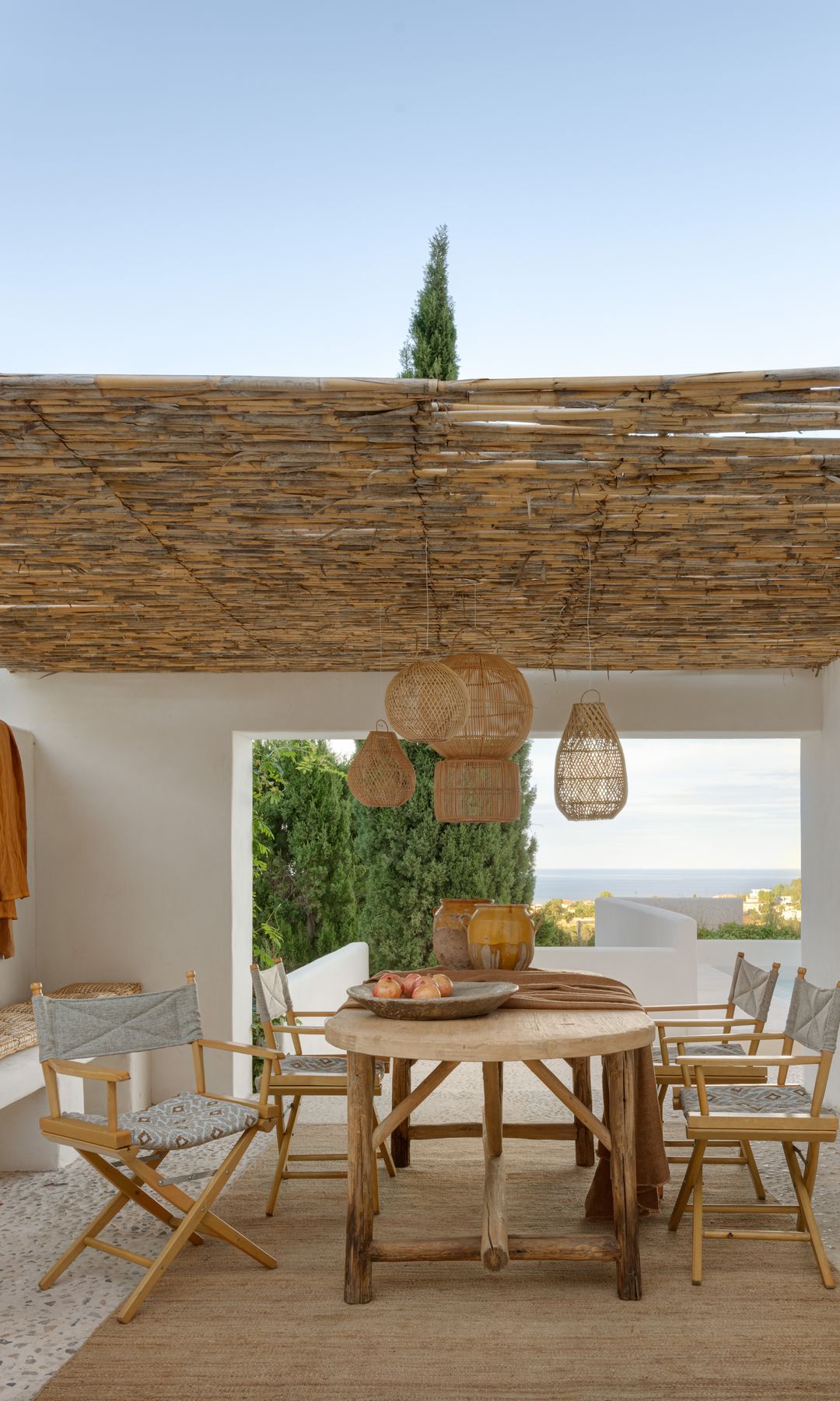 Comedor de exterior con mezcla de muebles